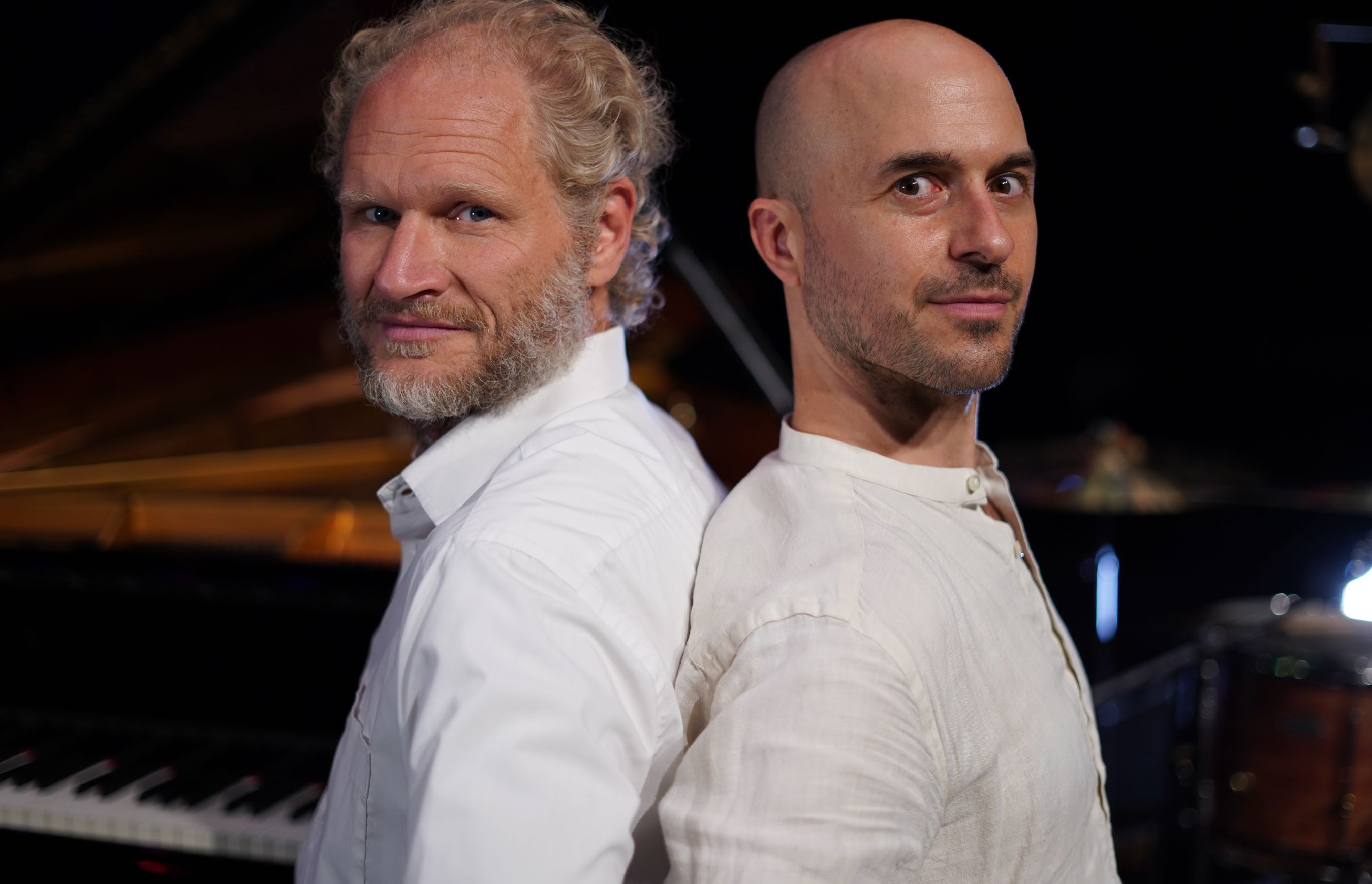 © by www.aki-hoffmann.com - Aki Hoffmann au piano (à gauche) et Rapahel Nick à la batterie (à droite) dos à dos pour faire marcher classique et jazz main dans la main.