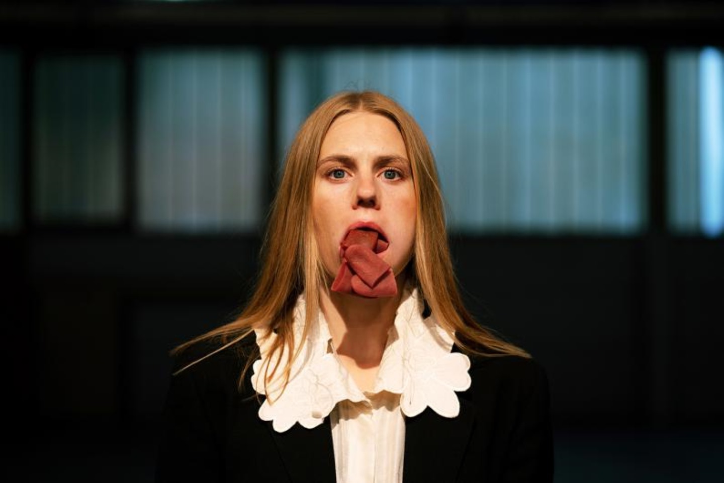 © Franzi Kreis - Stina Fors fourre dans sa bouche plusieurs langues artificielles qu’elle laisse ensuite s’échapper et tomber par terre.