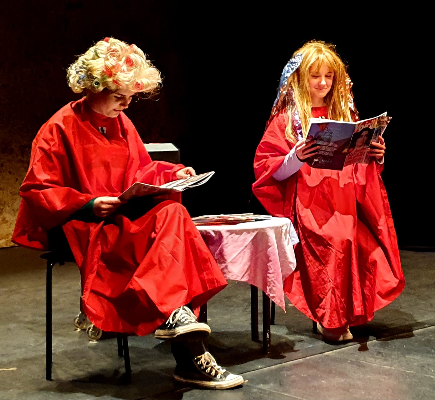 © Thérèse Roy – Anaïs Hirschi et Enorah Fink dans un fameux sketch de Chevalier et Laspalès