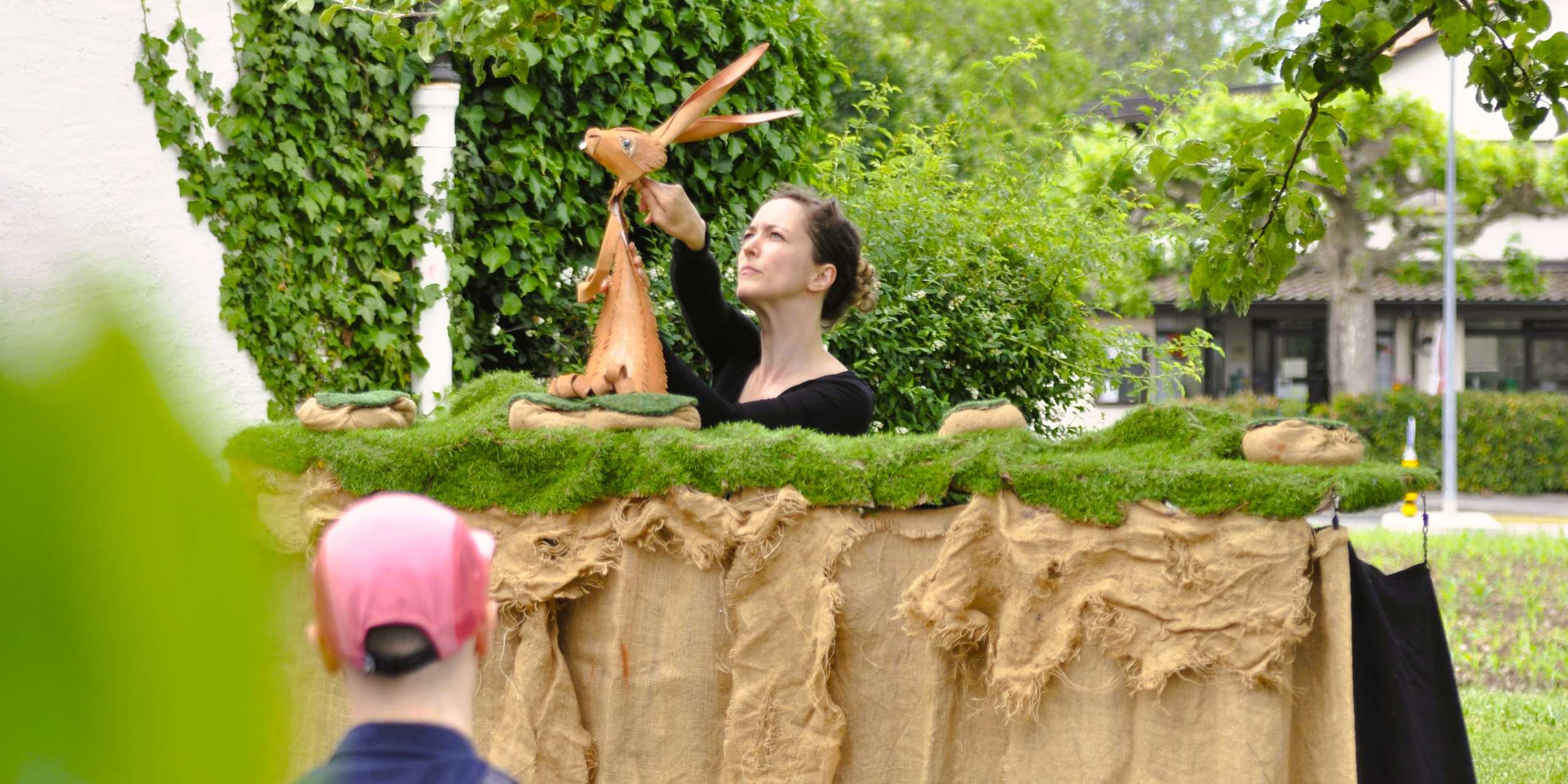 © Christophe Delesques – Carole Schafroth, l’une des co-organisatrices du festival, joue également dans La Brouille. Non moins de quatre-vingts personnes assistent aux disputes de deux lapins voisins !