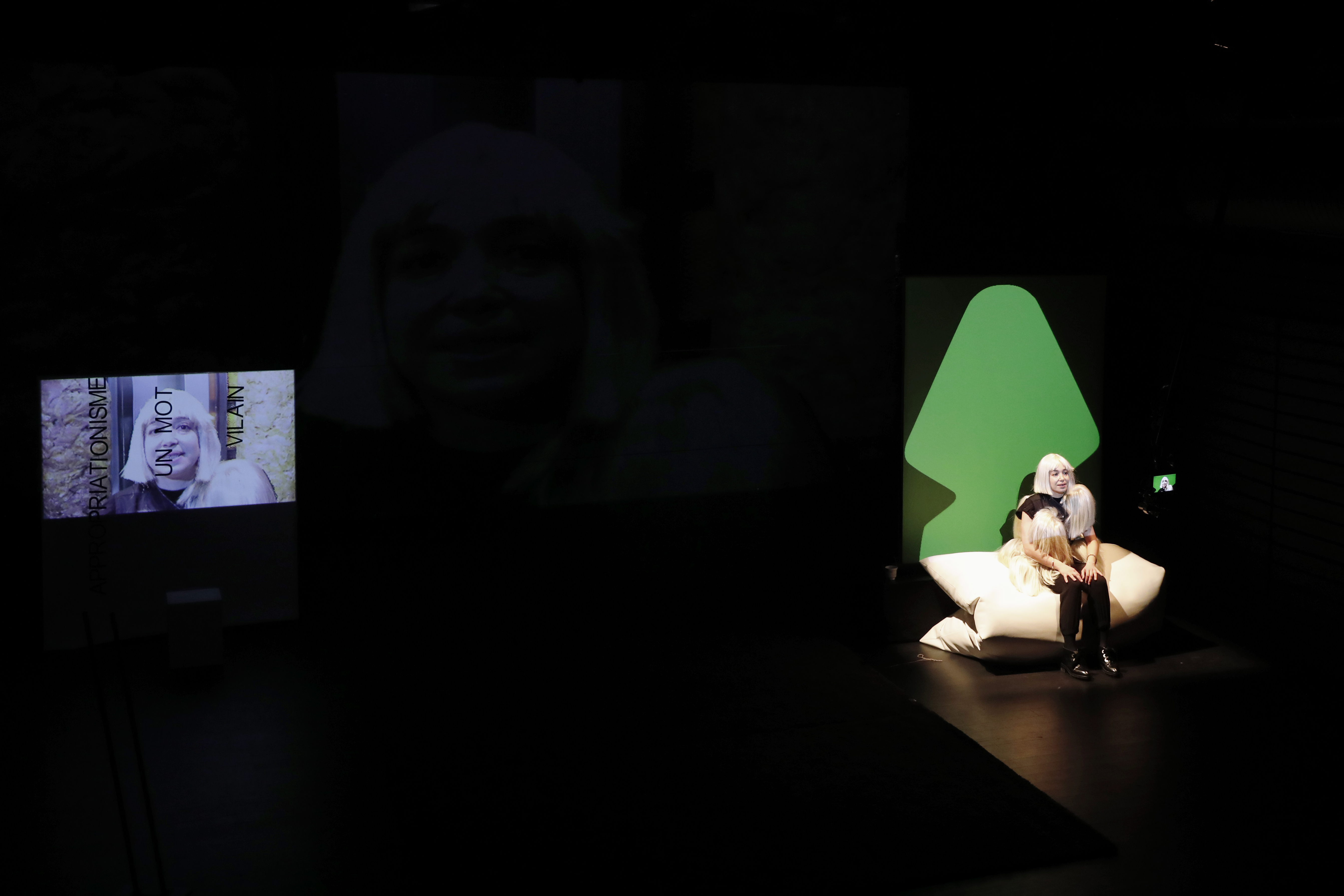 ©Neige Sanchez – L’artiste utilise la vidéo dans une triple installation : elle parle face à une caméra, dont l’image est retransmise directement sur deux écrans