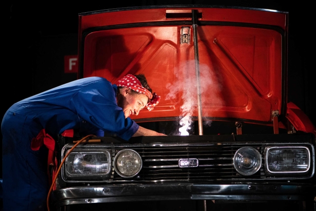 Carmen se libère de ses chaînes et roule en mécanique