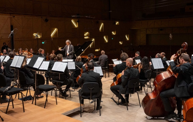 Inauguration rêvée du Rachmaninoff International Orchestra (RIO) : sur le chemin d’un langage aux racines profondes, présence pénétrante et beauté musicale